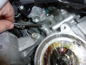Remove the oil plug in the cylinder head. The thread adapter will be installed here.